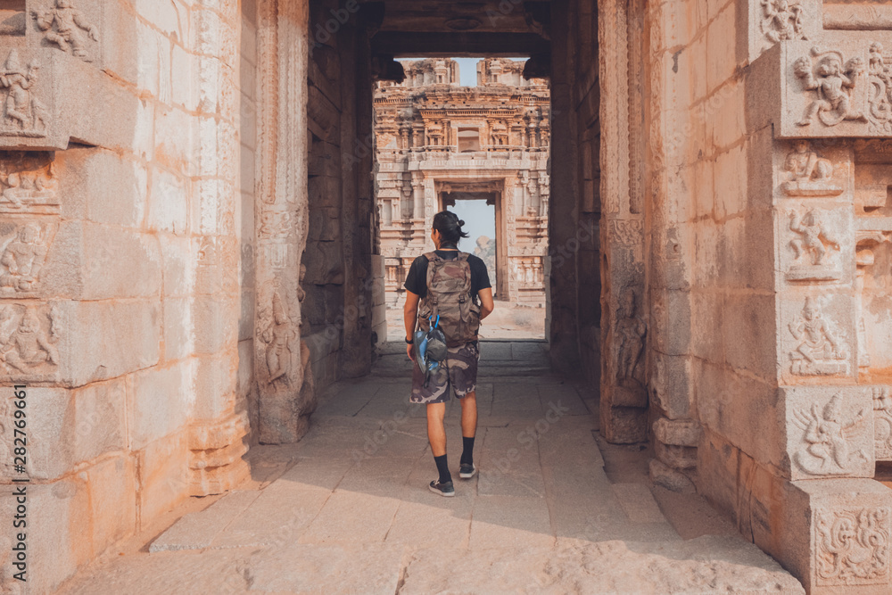 Aventurero explorando en solitario ruinas en India