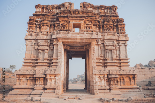 Puerta monumento en ruinas en India