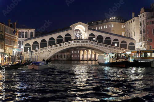 Rialto Brücke, Canal Grande bei Nacht, Venedig, Venetien, Italien