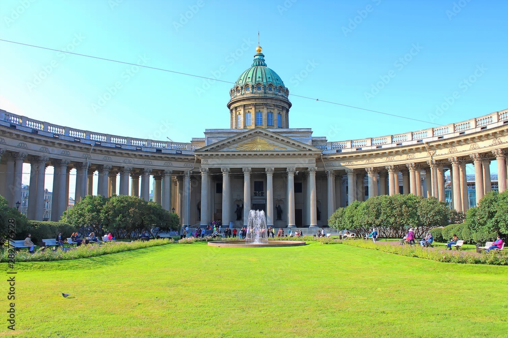 Obraz premium panoramic view of Kazan Cathedral and fountain in St. Petersburg