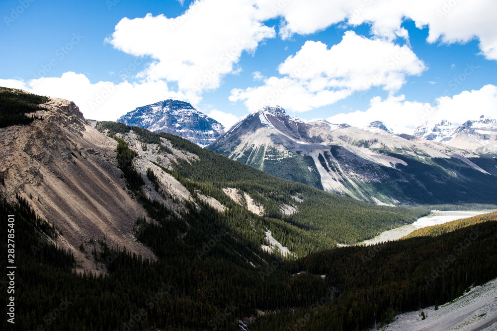 Fototapeta premium Mountain range in Banff National Park Canada