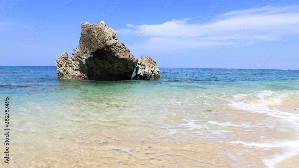 沖縄の青い海と大きな岩 沖縄の青い海と大きな岩
