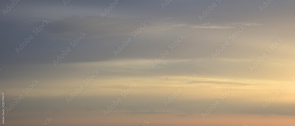 Wolken bei Sonnenaufgang im Morgengrauen - Banner und Hintergrund