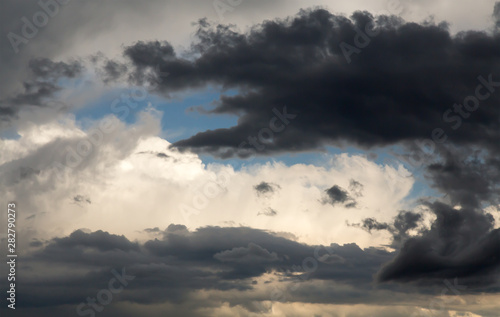 Dramatyczne niebo w tle. Stormy Clouds in Dark Sky. Moody Cloudscape. Obraz panoramiczny może być używany jako baner internetowy lub nagłówek strony. Zdjęcie stonowane i przefiltrowane z miejsca kopiowania.
