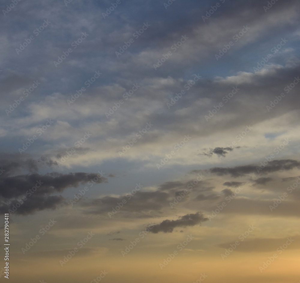 Wolkenstimmung bei Sonnenaufgang - Hintergrund 
