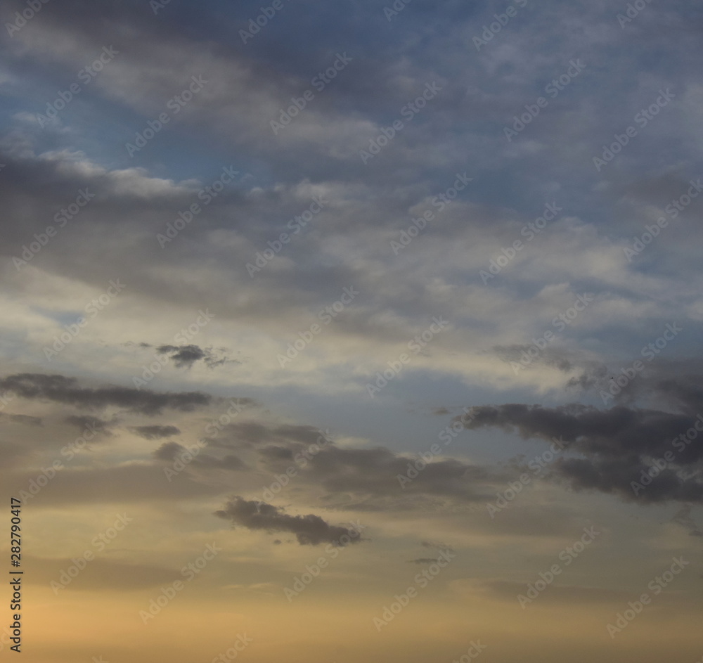Faszinierende Wolkenbilder am Meer bei Sonnenaufgang Faszinierende Wolkenbilder am Meer bei Sonnenaufgang