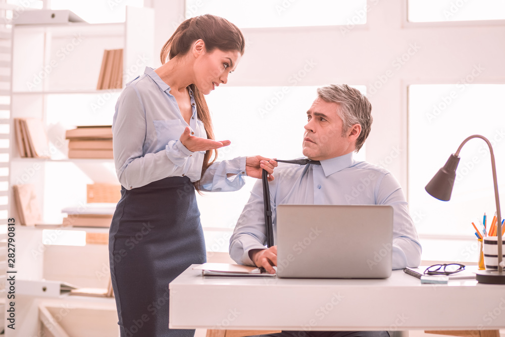 Obraz premium Young woman trying to seduce her colleague