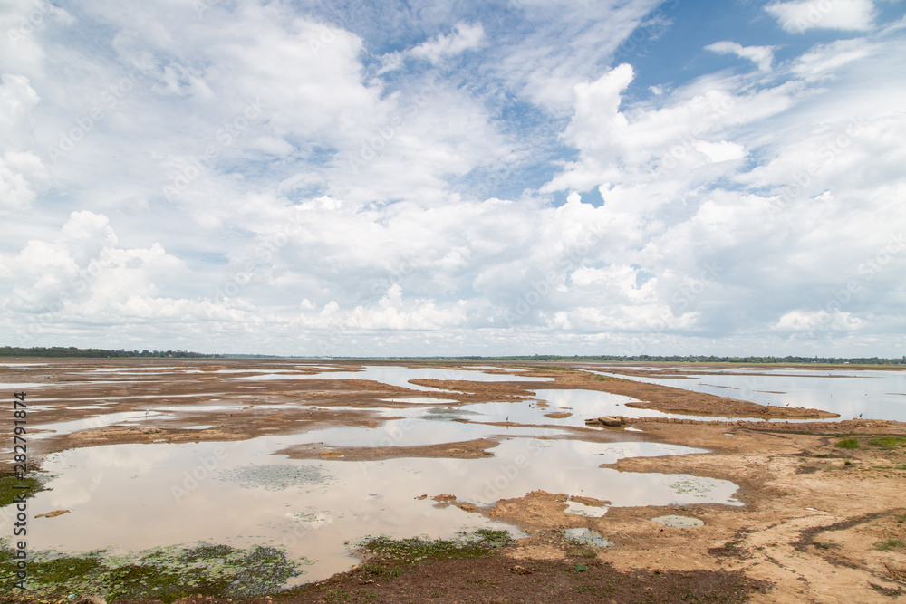 Drought of water sources. The impact of rain does not fall seasonally. Reservoir condition for drought consumption. Drought of water sources. The impact of rain does not fall seasonally. Reservoir condition for drought consumption.