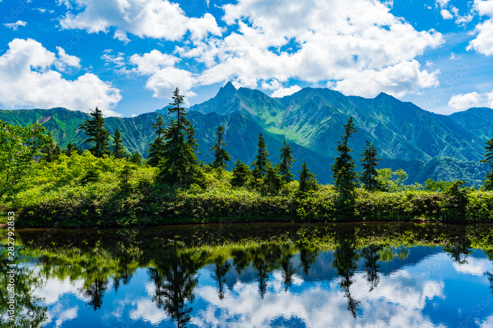 鏡平山荘（鏡池からの逆さ槍ヶ岳）