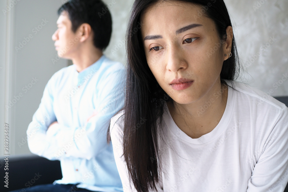 After quarreling in the family, the husband and wife were unhappy, angry, not looking at each other.