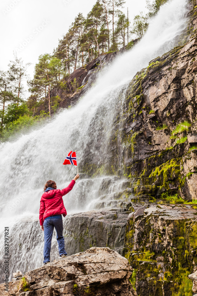 Obraz premium Tourist woman at waterfall Svandalsfossen, Norway