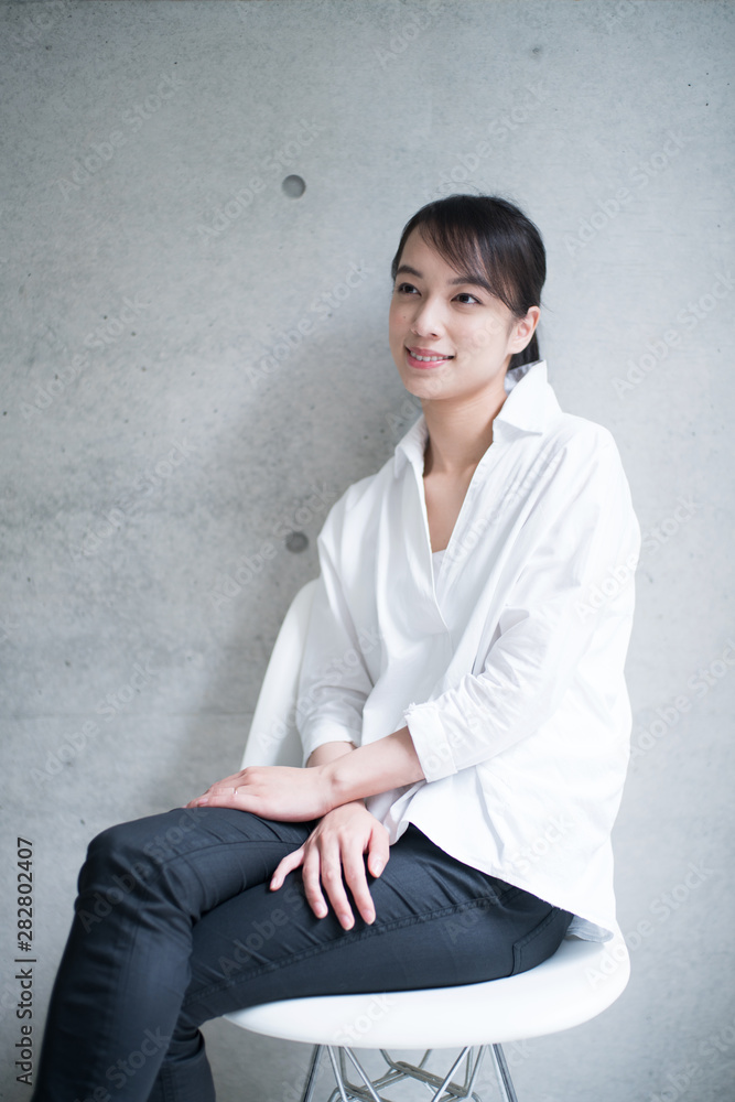 椅子に座る若い女性stock Photo Adobe Stock