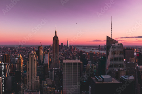 Colorful sunset on top of New York © Lari