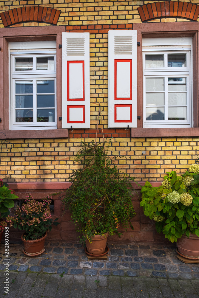 Typische Hausfassade in der Altstadt von Weinheim an der Bergstrasse/Deutschland im Odenwald