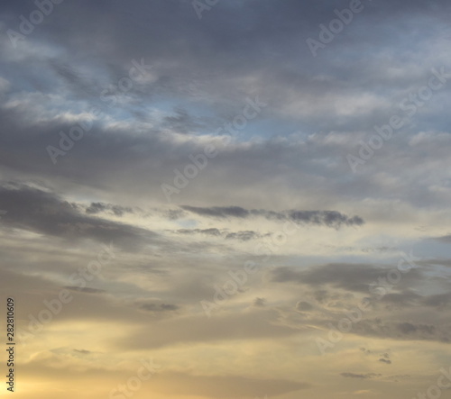 Faszinierende Wolkenbilder am Meer bei Sonnenaufgang