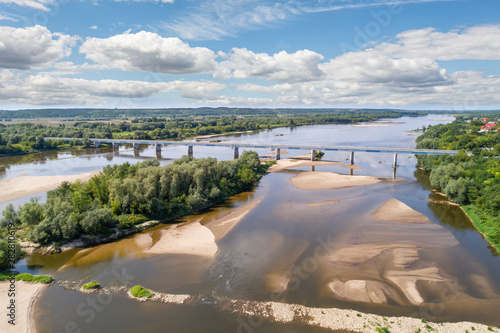 Rzeka Wisła i most w Annopolu. Krajobraz wiejski z rzeką widziany z lotu ptaka.