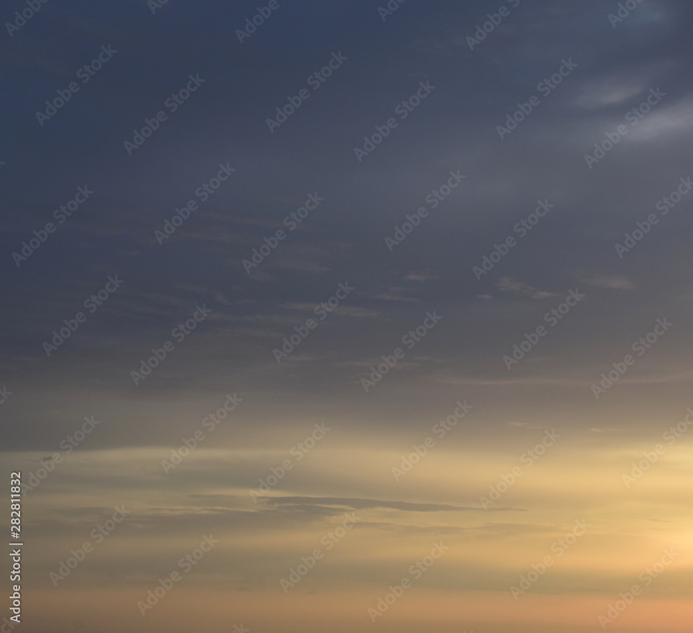 Faszinierende Wolkenbilder am Meer bei Sonnenaufgang