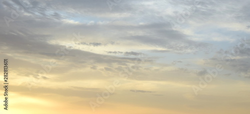 Faszinierende Wolkenbilder am Meer bei Sonnenaufgang