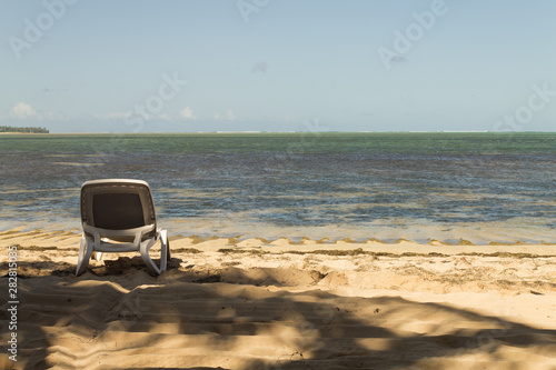 Strand mit einsamer Liege, Mauritius © Andreas Martin