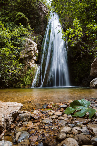 Wasserfall im Wald mit Langzeitbelichtung, Richtisschlucht, Kreta
