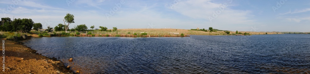 Obraz premium Panoramic view of Lake Elmer Thomas late in the afternoon in Comanche County, Oklahoma.
