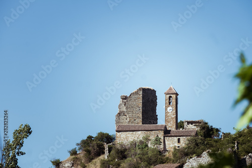 Contreforts et clocher d'un ancien château sur une colline en Provence photo