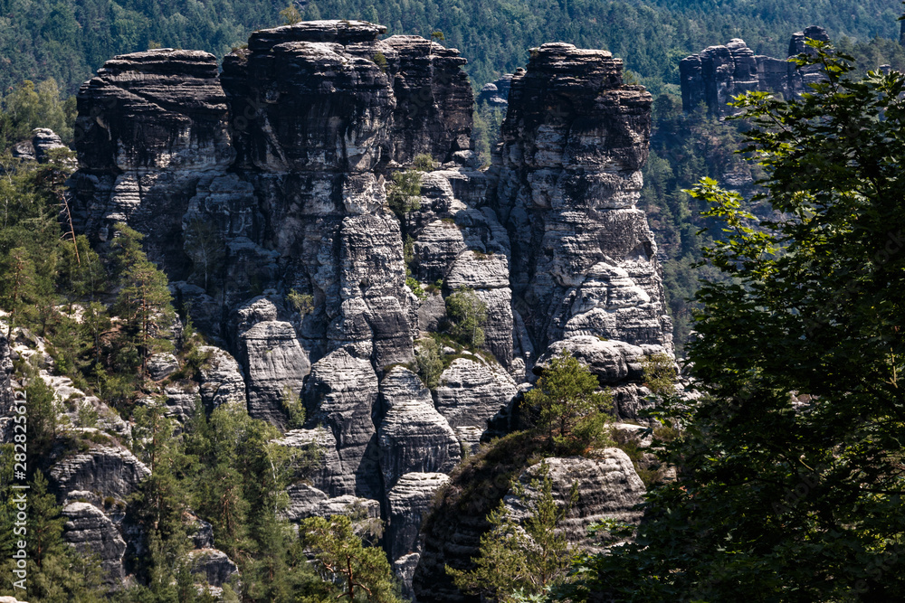 Ausblick zum Ferdinandstein im Elbsandsteingebirge