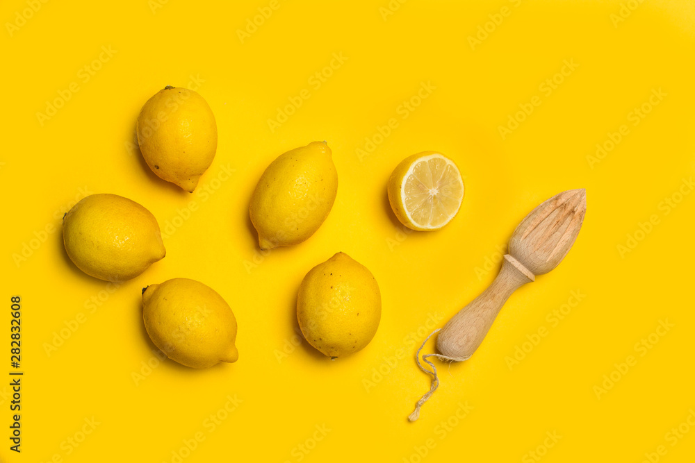 Limones sobre fondo amarillo aislado vista desde arriba