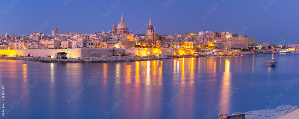 Naklejka premium Valletta Skyline from Sliema at sunset, Malta