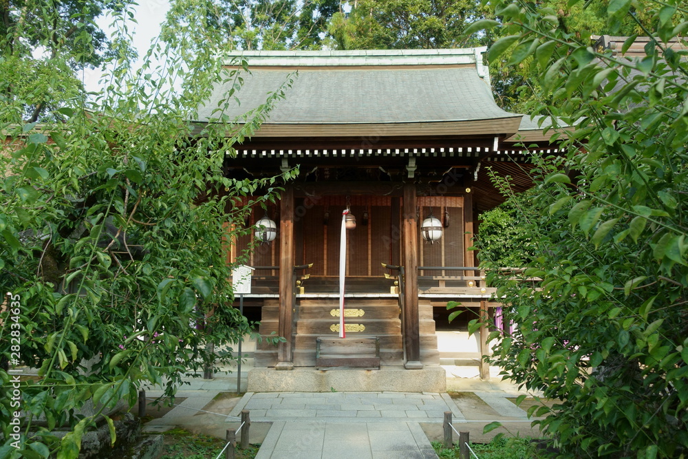 京都、北野天満宮の末社の一之保神社、奇御魂神社の拝殿