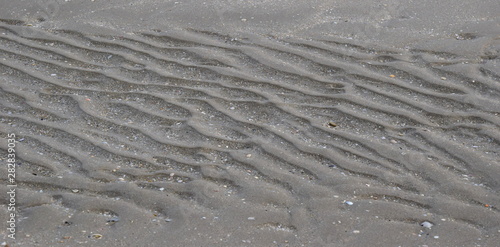 Meeresboden mit wellenförmigen Muster nach Ebbe