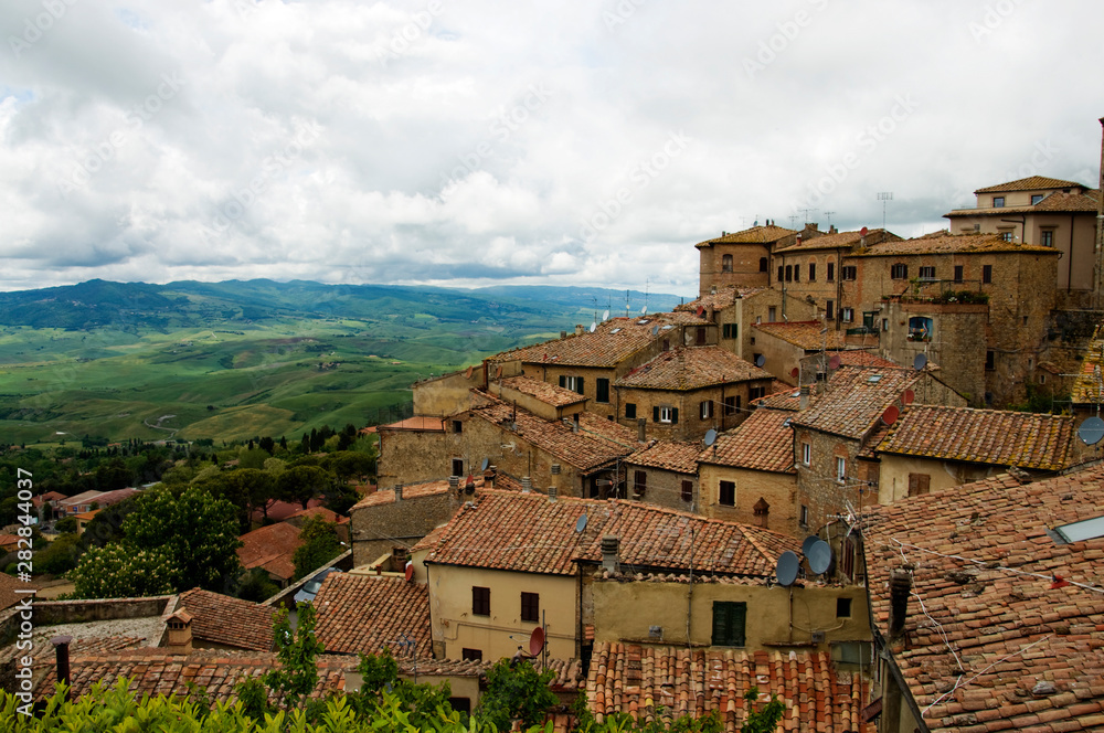 Fototapeta premium Panorama Volterra z miejskiej bramy wjazdowej