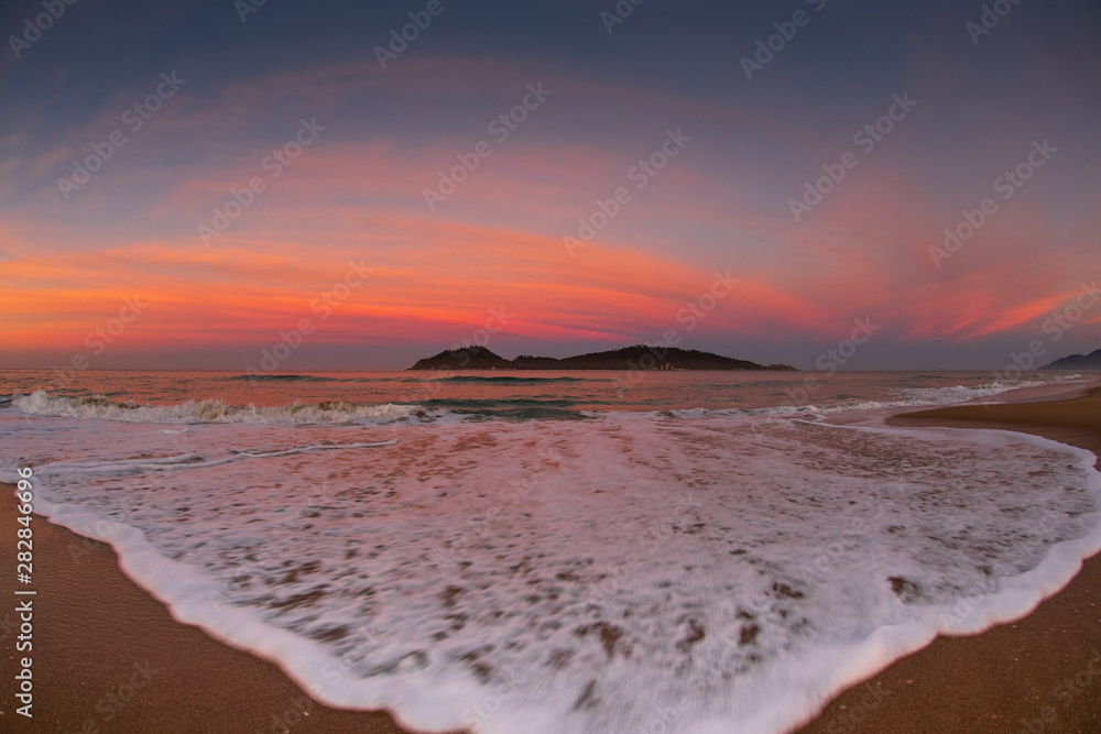 Obraz premium Sunset at Campeche Beach in Florianópolis Santa Catarina Brazil