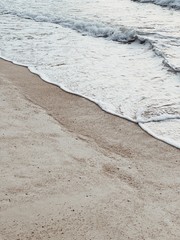 Ingelijste posters Grijs Tropisch strand Phuket met schuimende golven  © Floral Deco