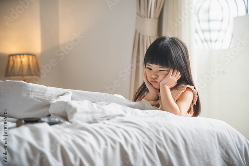 фотографія Little asian girl feel boring on bed