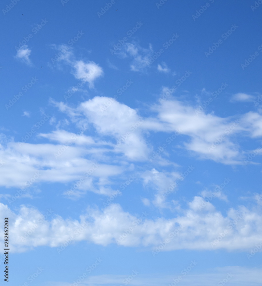 Schäfchenwolken am blauen Himmel - Hintergrund Schäfchenwolken am blauen Himmel - Hintergrund