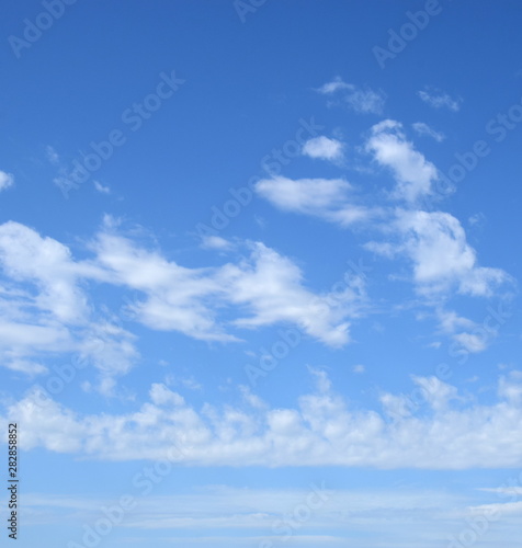 Schäfchenwolken am blauen Himmel - Hintergrund