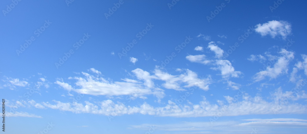 Weiße Wolken vor blauen Himmel - Hintergrund Weiße Wolken vor blauen Himmel - Hintergrund