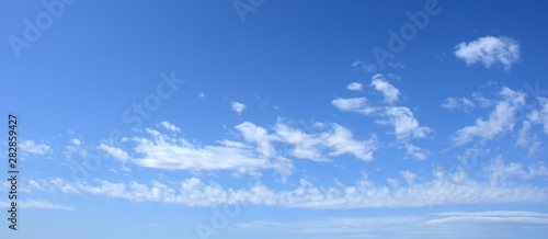 Weiße Wolken vor blauen Himmel - Hintergrund