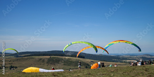 Quatre parapentes prennent leur envol au Mont Mézenc en Haute-Loire photo