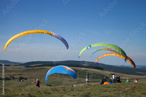 Envol de cinq parapentes sur le versant nord du Mont Mézenc en Haute-Loire