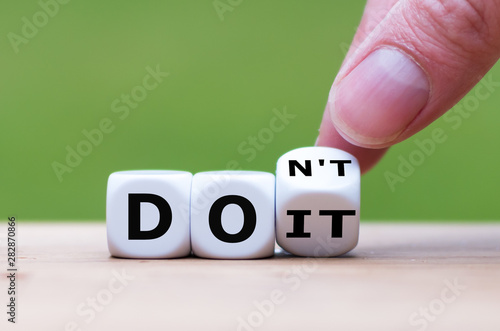 Plakat Ręka obraca kostką i zmienia wyrażenie „nie” na „zrób to”.