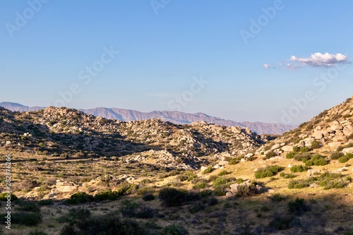 Skalisty pustynia krajobraz z górami