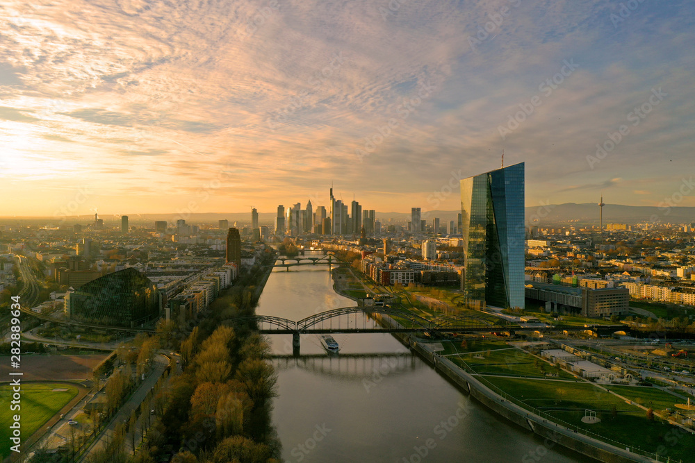 Fototapeta premium View of the ECB in Frankfurt and the Skyline