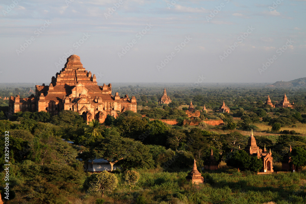 Obraz premium Temples catch the evening light in Bagan, Burma (Myanmar) on Tuesday 3 January 2012