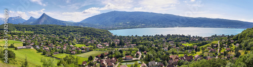 Foto Scenic view of mountains and scattering houses from Menthon castle in Haute-Savo