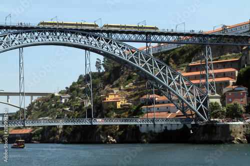 The Dom Luis I bridge on the river Douro  in Porto © Dominic Dudley