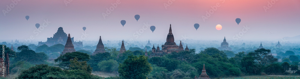 Fototapeta premium Panorama Bagan ze świątyniami i balonami na gorące powietrze podczas wschodu słońca