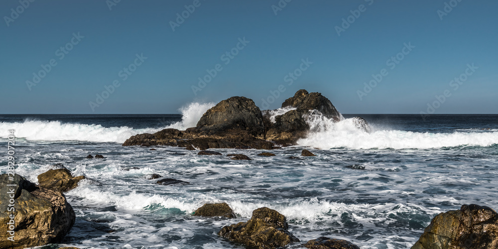 Obraz premium Storm waves on the ocean coast