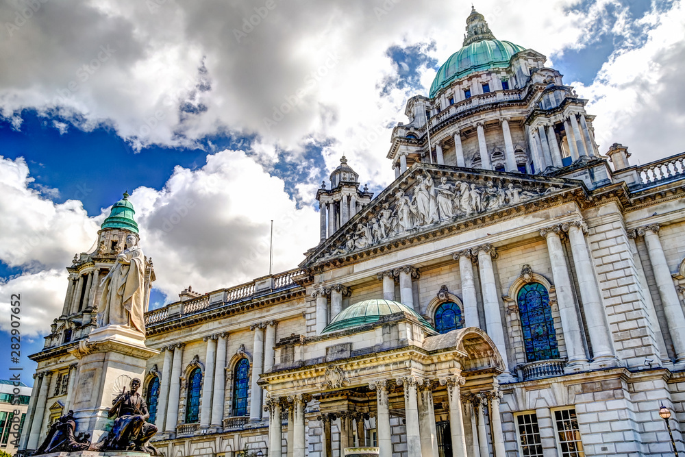 Fototapeta premium Belfast City Hall in Northern Ireland